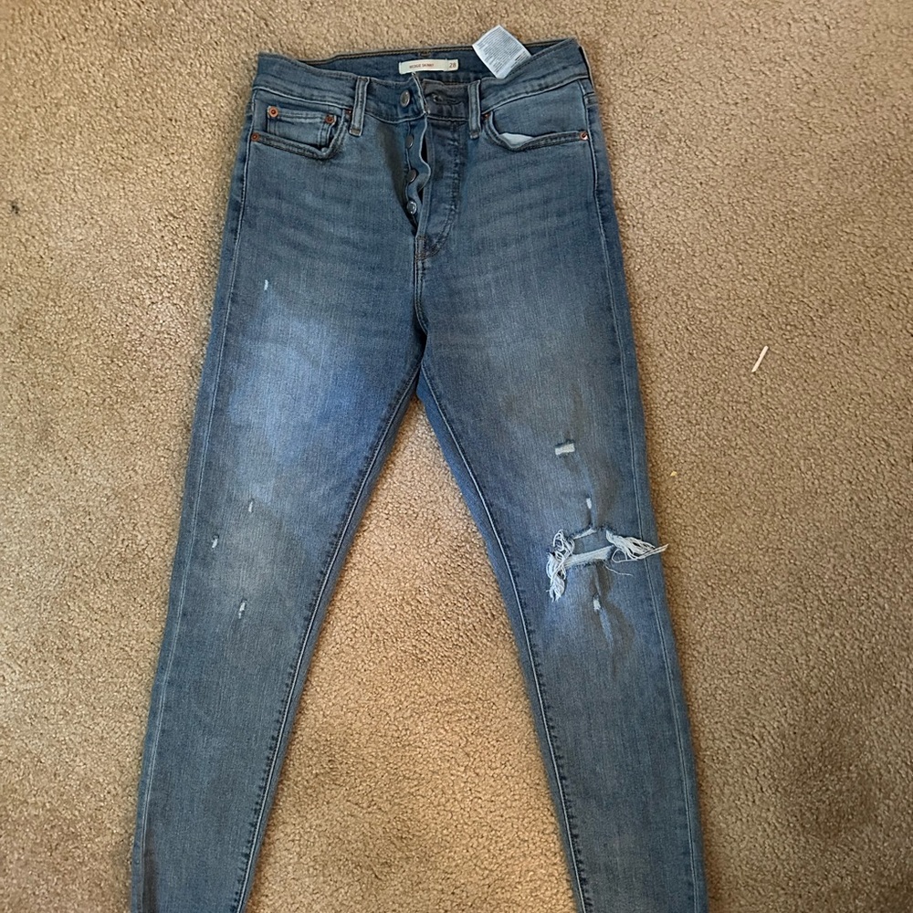 Levi’s Wedgie Skinny Medium Wash Jeans size 28